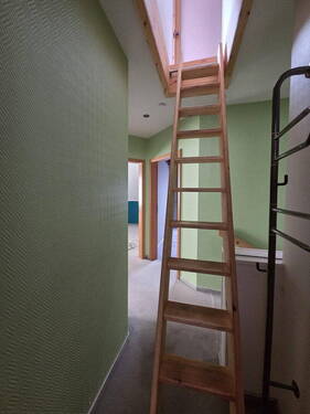 Flur DG mit Treppe - 