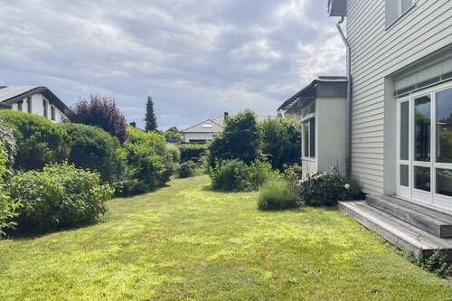 Gartenseite vorm Wohnzimmer - 9 Zimmer Einfamilienhaus in Burghausen
