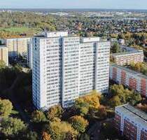 Sofort bezugsfrei: Renovierungsbedürftige 4-Zimmer-ETW mit Stellplatz, Aufzug und Wintergarten - Berlin Marzahn