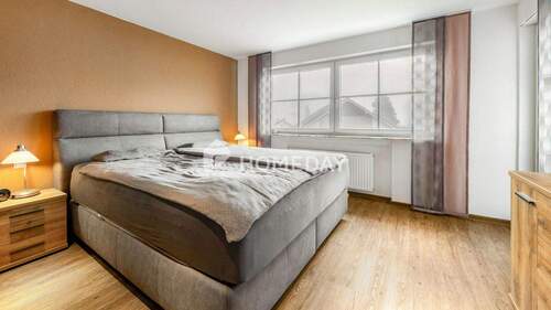 1. OG Schlafzimmer 1 - 