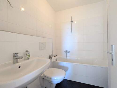 Badezimmer mit Badewanne - 