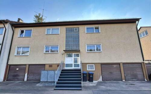 Hausansicht - 4-Familienhaus mit Potenzial! Garten und 5 Garagen