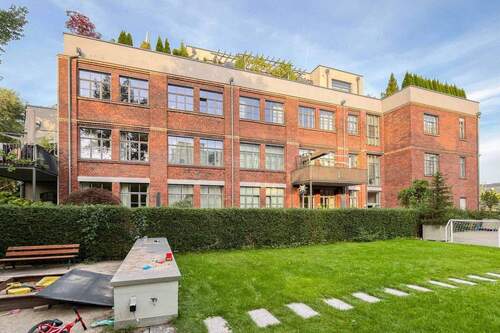 Seitenansicht Haus - Penthouse-Feeling pur: Stillvolle Maisonette mit wundervoller Aussicht am Karl-Heine-Kanal