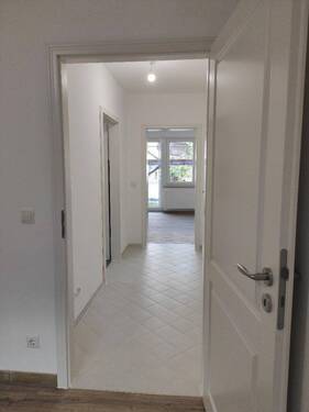 Flur in Richtung Wohnzimmer - 