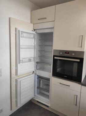 Küche mit Kühl-Gefrier-Kombi. - Etagenwohnung mit 46,20 m&sup2; in Kiel zur Miete