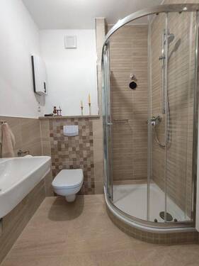 Bad mit Duschkabine - 