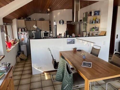 Wohnraum 1. OG mit Blick auf die Küche - 
