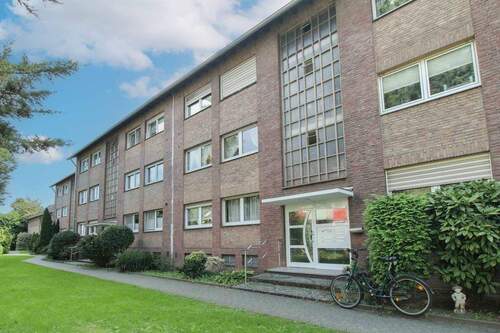 Außenansicht - Viel Potenzial: Charmante 3 Zimmerwohnung mit Balkon und eigener Garage in Krefeld - Fischeln
