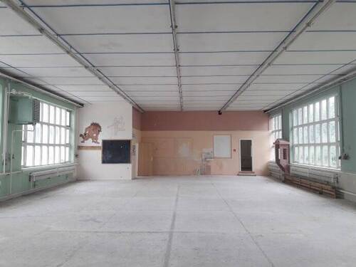 Halle innen mit separatem Büroraum - 