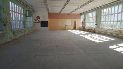 Halle innen mit separatem Büroraum - 