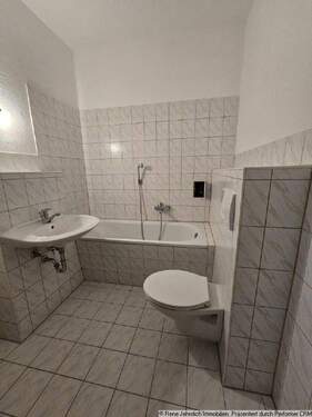 Bad auf einer Etage - Mehrfamilienhaus, Wohnhaus mit 944,00 m&sup2; in Limbach-Oberfrohna zum Kaufen