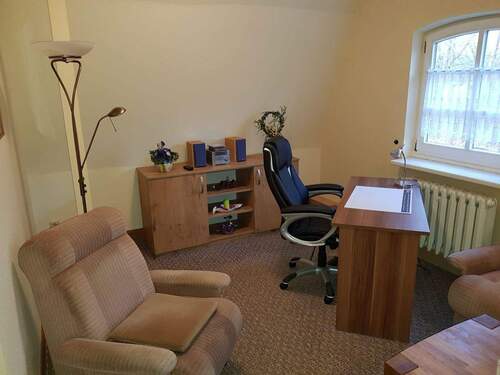 Wohnzimmer mit Schreibtisch - 