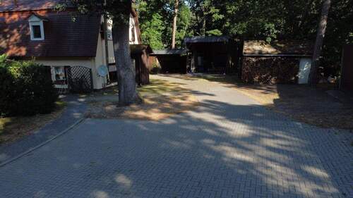 Nebengebäude und Einfahrt - 