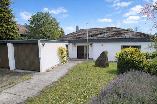 Vorderansicht - Wohnen im Grünen: Winkelbungalow mit Einliegerwohnung in Mühlacker-Dürrmenz