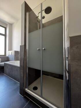 Bad-Dusche.JPG - Etagenwohnung mit 72,10 m&sup2; in Görlitz zur Miete