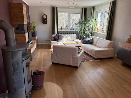 Wohnzimmer mit Kamin - 8 Zimmer Einfamilienhaus zur Miete in Berlin