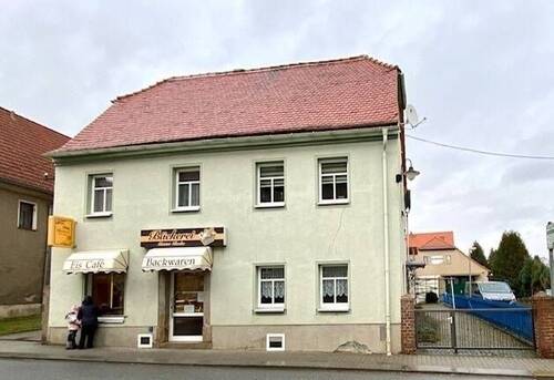 Straßenansicht - 5 Zimmer Mehrfamilienhaus, Wohnhaus zum Kaufen in Bernstadt
