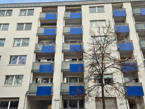 Hausansicht - Ruhig und doch zenral, Südbalkon und Stellplatz, nahe Tempelhofer Feld und Ringbahn