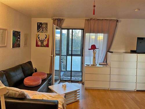 Wohnzimmer mit Wintergarten - 1 Zimmer Einfamilienhaus zum Kaufen in Düsseldorf