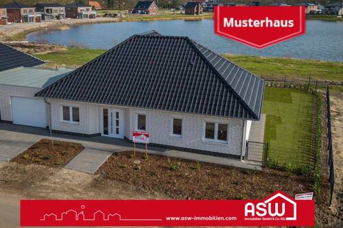 Musterhaus - Neubau 2023! Traumhaftes Wohnen am See! Geräumiger Bungalow KfW55 mit Luftwärmepumpe