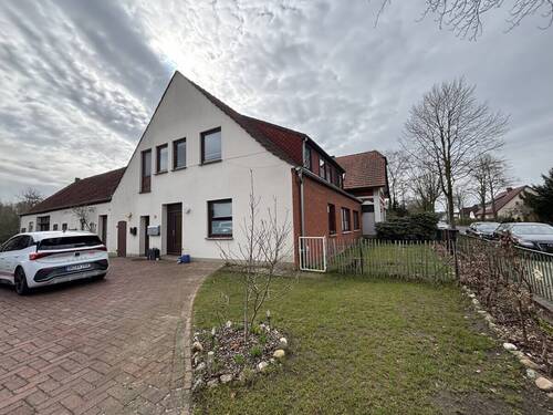 Außenansicht - Erdgeschosswohnung mit Gartenanteil in zentraler Lage von Leeste!