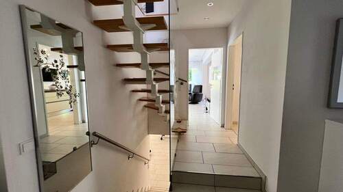 Flur mit den Zugängen Keller und DG - 