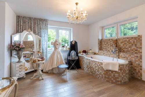 Nebenraum mit Badewanne - 