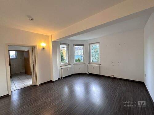 Wohnzimmer mit Zugang zur Küche - 