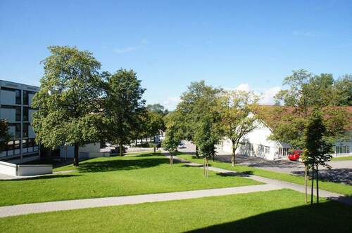 Blick vom Balkon - Modernisierte 2 Zimmer Wohnung mit 2 x West-Balkon zu verkaufen