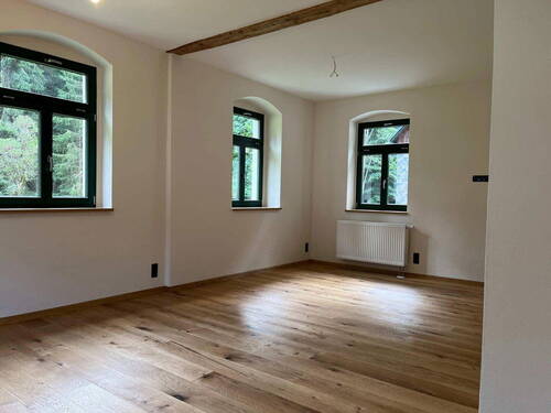 Wohnzimmer mit Vollholzdiele - 