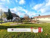 Hausansicht vom Spielplatz aus - 3 Wohnungen + Gewerbe - Hochwertig saniert - Denkmal - Photovoltaik + Bauland optional