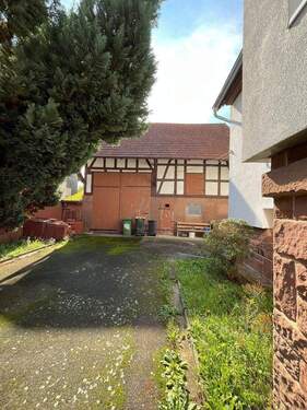 Innenhof mit Scheune - 5 Zimmer Einfamilienhaus zum Kaufen in Kirchhain