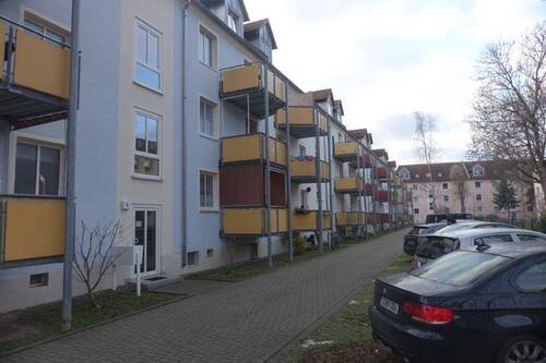 Hausansicht hinten - Dreiraumwohnung in Stadtnähe - 872,00&nbsp;EUR Kaltmiete, ca.&nbsp; 84,00&nbsp;m&sup2;&nbsp;Wohnfl&auml;che