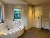 Badezimmer mit Wanne und Dusche - 