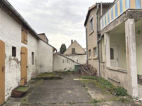 Hof und Nebengebäude - 5 Zimmer Doppelhaushälfte in Laucha an der Unstrut