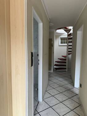 Flur - 4 Zimmer Einfamilienhaus in Stuhr