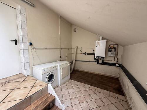 mit Zugang zum Hochkeller - 