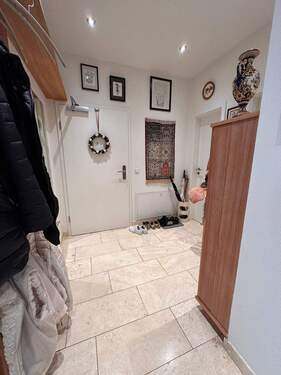 Eingangsbereich mit Haustüre - 