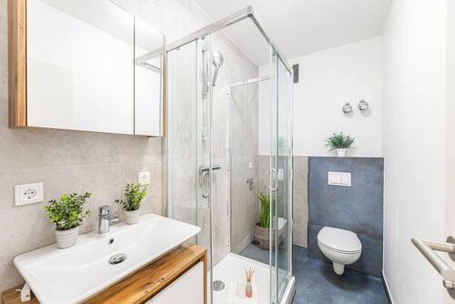 Bad mit Dusche und Badmöbel - 