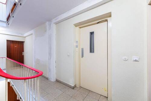 Aufzug und Wohnungstür - 