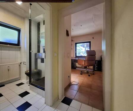 Blick Richtung WC und Büro - 