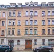 Komfortable Wohnung in mondänem Altbau in Elbnähe. Balkon, Parkett, und Tageslichtbad mit Wanne. - Dresden Johannstadt-Nord
