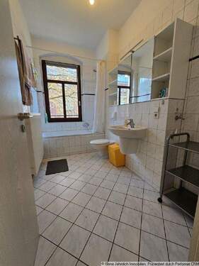 Bad mit Wanne und Fenster - 