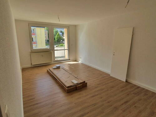 Wohnzimmer mit Zugang Balkon - 