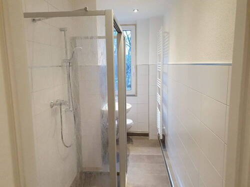 Bad mit ebenerdige Dusche - 3 Zimmer Etagenwohnung in Lengenfeld