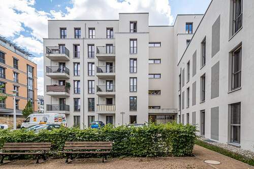 Rückansicht - Komfortable Seniorenwohnung mit Balkon, EBK und Fußbodenheizung.