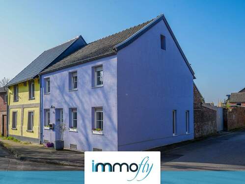 Hausansicht - Ruhig und zentral - Familienfreundliche Doppelhaushälfte mit Gestaltungsspielraum