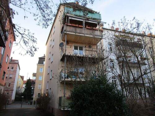 Hausansicht Balkonseite - 4 Zimmer Etagenwohnung zum Kaufen in Nürnberg