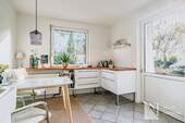 Helle Wohnküche mit Ausgang - 