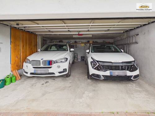 Geräumige Doppelgarage mit Platz für zwei Fahrzeuge - 